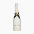 En flaske Moët & Chandon Ice Impérial Champagne med en hvid og guld etiket med mærkets logo og et sort diagonalt bånd ved halsen.