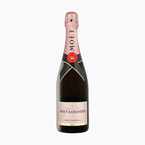 En flaske Moët & Chandon Rosé Impérial Champagne med en pink folietop, guldfarvet etiket og Moët & Chandon-logoet på en almindelig hvid baggrund.