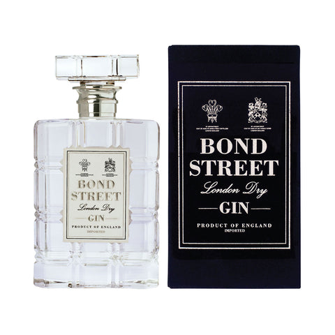 En klar, rektangulær Bond Street London Dry Gin-flaske med firkantet hætte står ved siden af sin sort-hvide æske med påskriften "Bond Street London Dry Gin" fra Bond Street Gin, Product of England.