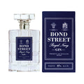 En klar, firkantet Bond Street Gin-flaske med Royal Navy Gin (57% enebær) med en blå og hvid etiket står ved siden af den matchende gaveæske, der begge stolt viser Bond Street Gin-mærket og produktnavnet.