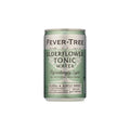 En dåse Fever-Tree Light Elderflower Tonic fra Fever-Tree med et lysegrønt og sølvfarvet design viser "Refreshingly Light" og "Floral & Subtly Sweet" på forsiden.