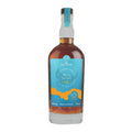 En flaske på 70 cl af Ron Dos Mares Raya Dorada XO fra Varela Hermanos, med en blå og orange etiket med grafik inspireret af kysten og spansk tekst, med en alkoholprocent på 40 %.