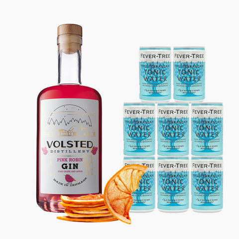 Volsted Pink Robin Gin & Tonic-pakken fra Volsted Distillery indeholder gin, tørrede appelsinskiver og otte Fever-Tree Mediterranean Tonic Water-dåser pænt arrangeret.