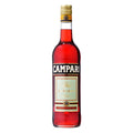 En klar glasflaske med Campari Bitter, der indeholder en strålende rød væske, forsynet med en gul prop og en hvid etiket, hvor Campari-navnet er trykt med fed sort skrift.