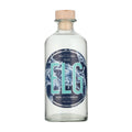 En klar glasflaske med træhætte, mærket ELG Gin No. 01 Alkoholfri by ELG Spirits, har et blåt og hvidt design med vandtema og byder på delikate noter af enebær og danske gulerødder i en alkoholfri gin.