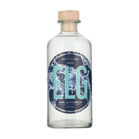 En klar glasflaske med træhætte, mærket ELG Gin No. 01 Alkoholfri by ELG Spirits, har et blåt og hvidt design med vandtema og byder på delikate noter af enebær og danske gulerødder i en alkoholfri gin.