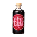 En gennemsigtig flaske fyldt med mørkerød væske, mærket »ELG Sloe Gin« fra ELG Spirits og forseglet med en træprop, står på en hvid baggrund.
